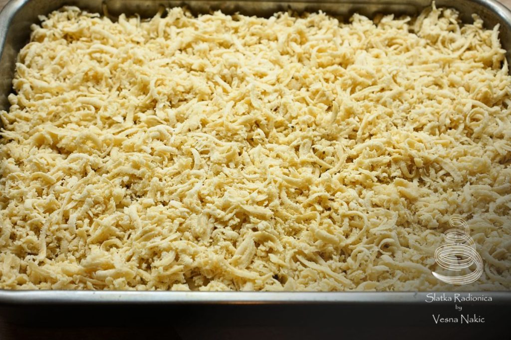 pita od jabuka - spremna za pečenje, s naribanim gornjim stojem tijesta